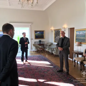 Lars Kolind and Alex Wong briefing the President on World Scouting